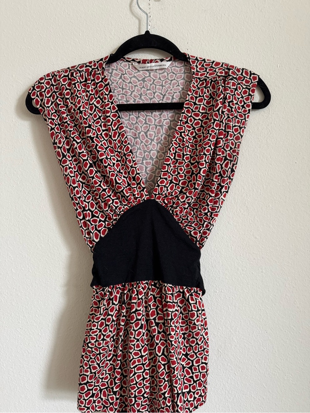 Diane Von Furstenberg DVF red and black cap sleeve top with bow size S